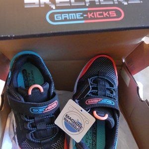 NEW IN box Sketchers Game Kicks sneakers Kids size 2